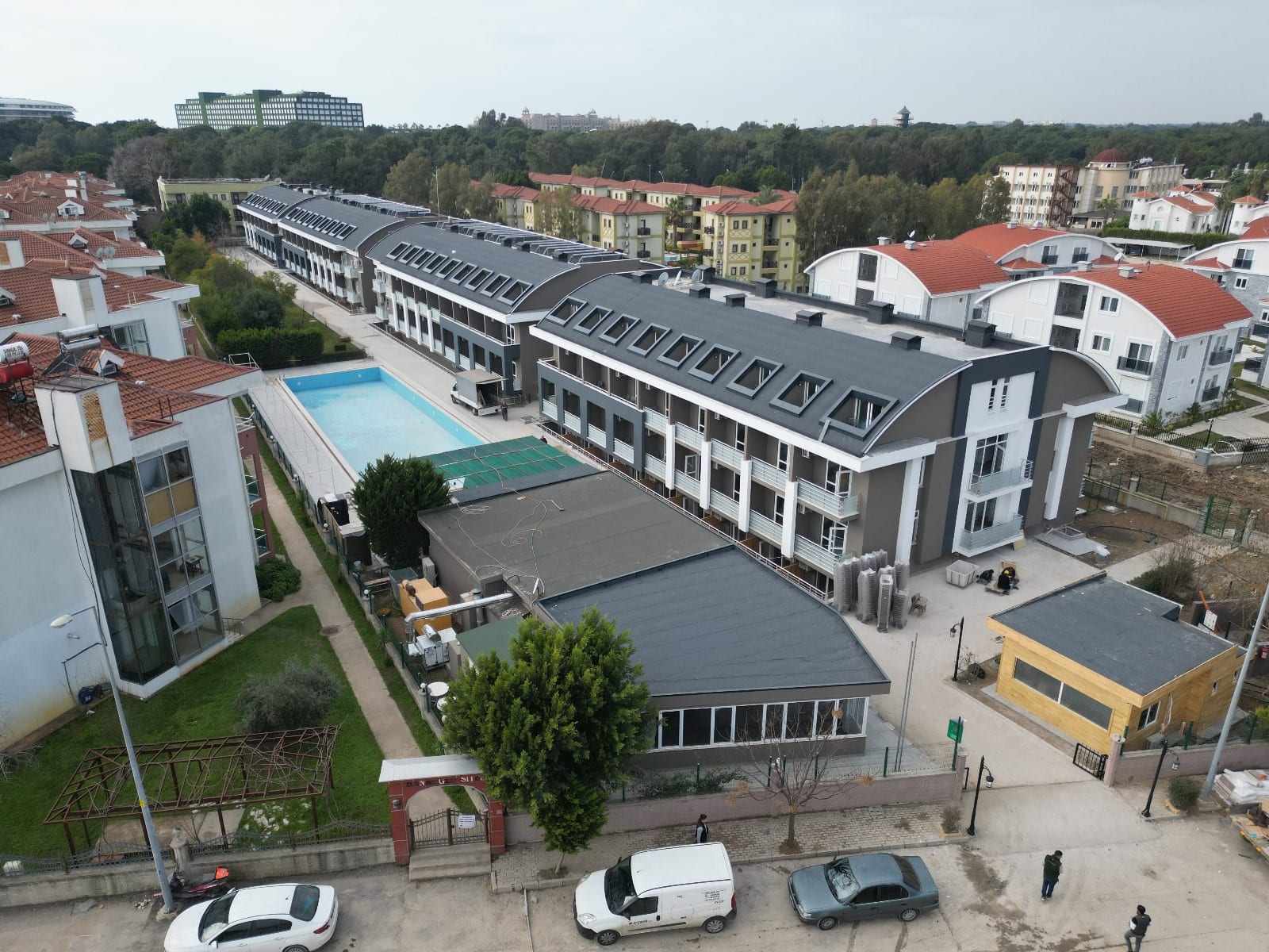 Lojman cepheleri, havuz ve servis binası