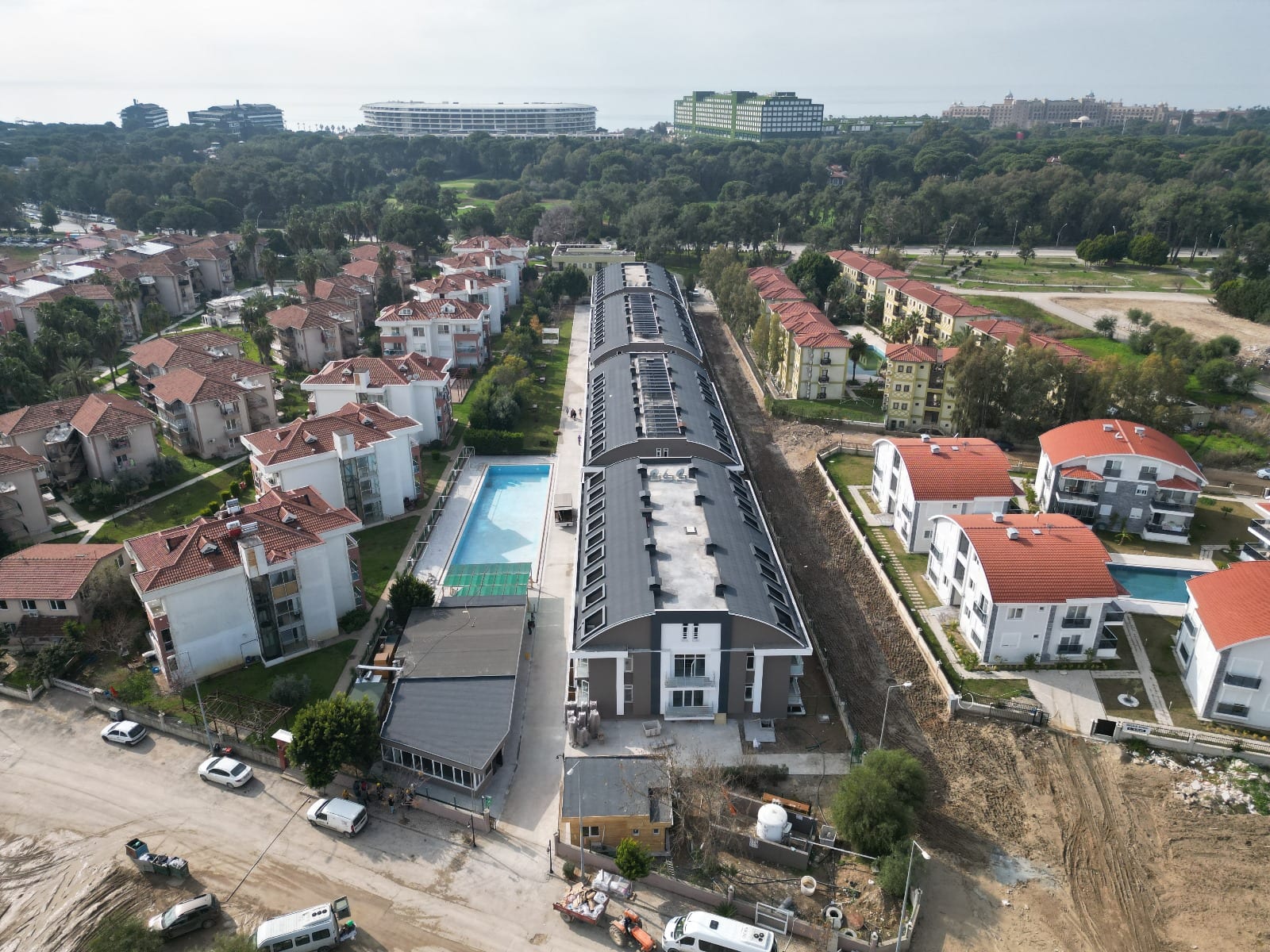 Lojman yapı blokları ve havuz, havadan